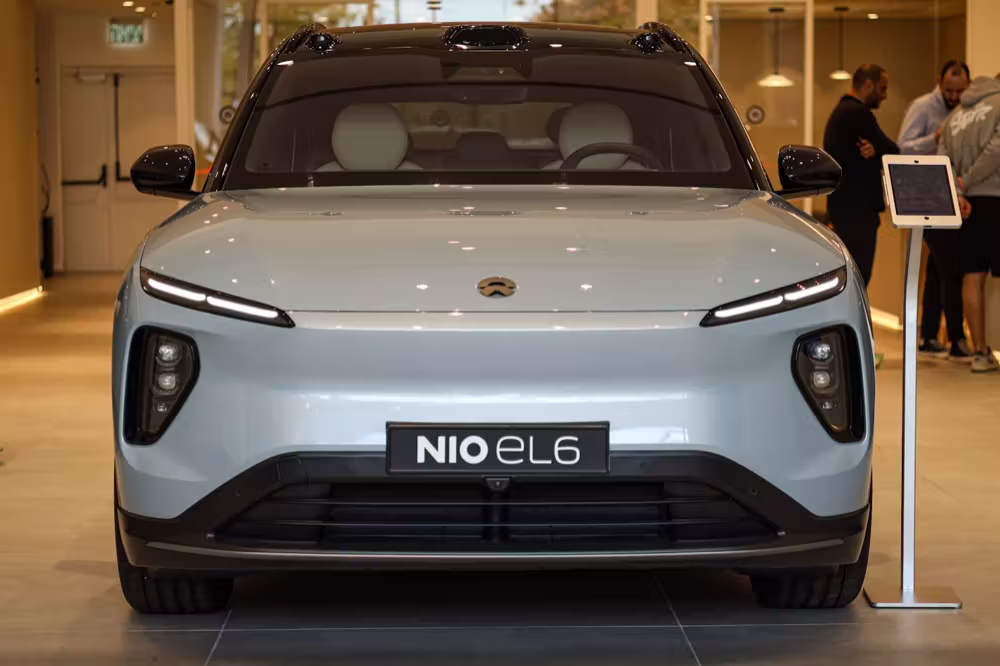 Ein NIO EL6 Elektro-SUV in einem NIO-Showroom